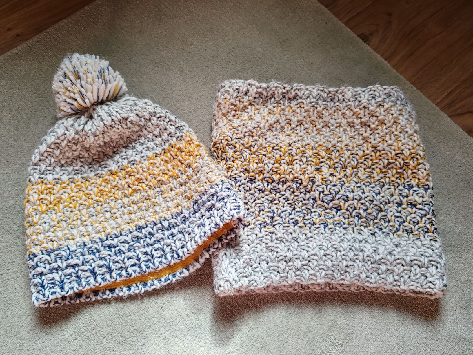 Hüte, Mützen & Caps: Mütze & Loop, gestreift, beige, gelb, blau – Gebraucht aus Untervaz von DoniWii1985