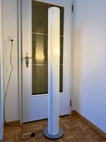 Stylische Stehlampe, matt weiss, Metallfuss