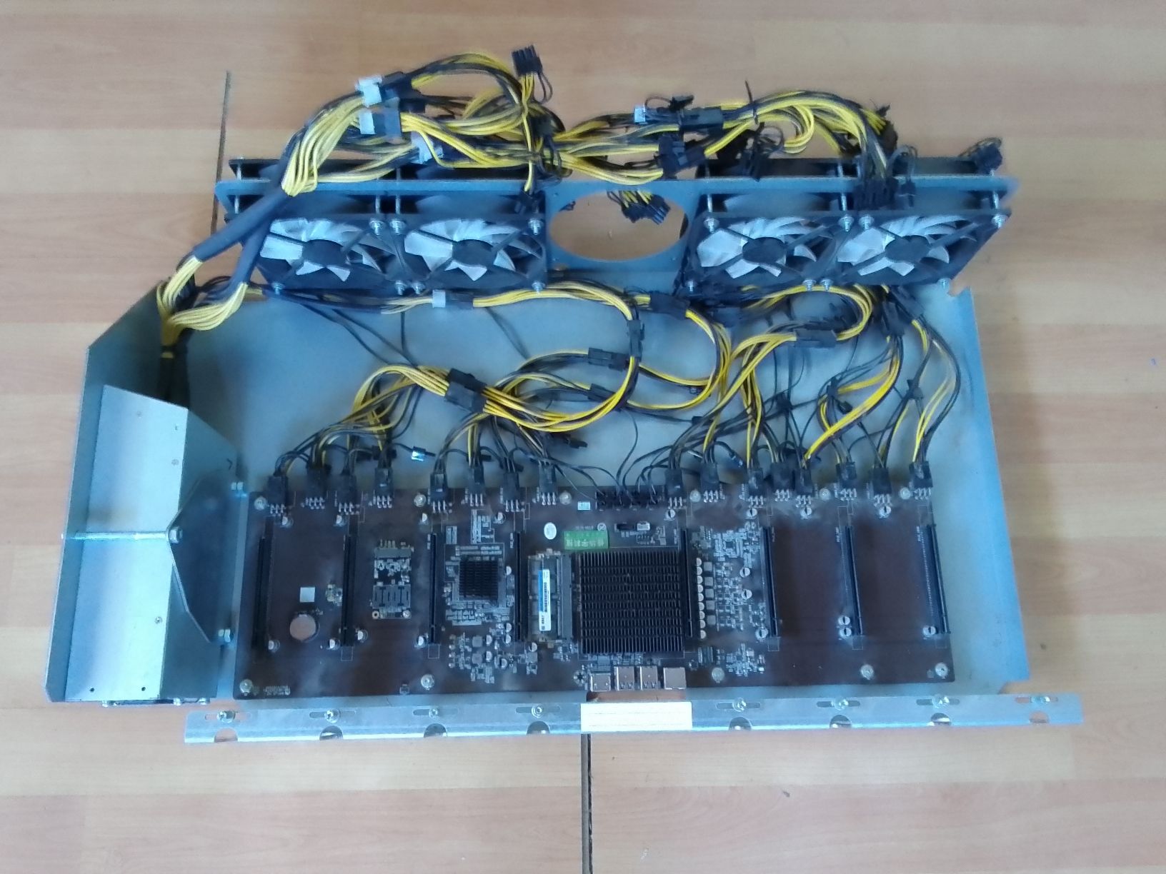 Gehäuse: Mining Case+PSU+Motherboard+SSD+Ram+8xFan – Gebraucht aus Ebmatingen von swiss.canadian