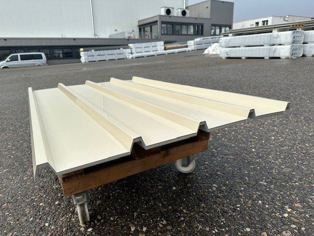 Altri materiali per l'edilizia: Dachblech RAL1015  Länge 3.00 m Preis 28.-- pro m2 – Nuovo e nell'imballaggio originale da Wiedlisbach venduto da isopaneel 1