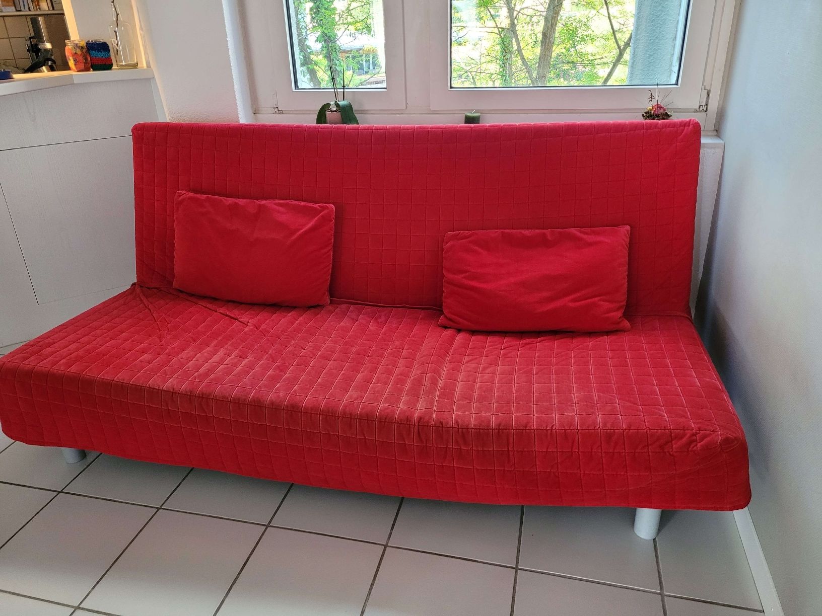 Ikea Divani: Red Sofa Bed with Pillows - Perfect for Summer Guests! – Usato da Bubikon venduto da izo_5ckz