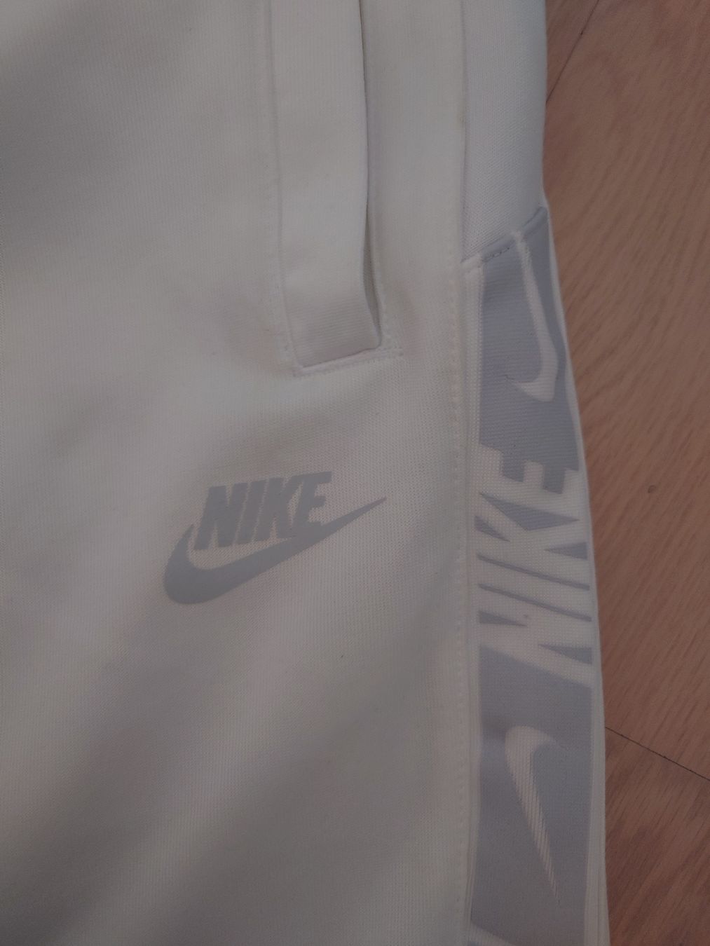 Nike Pantaloni: Nike shorts – Usato da Le Landeron venduto da Plushka