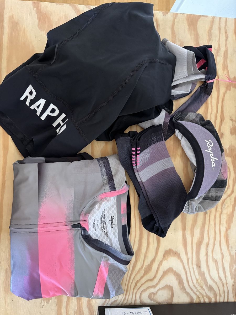 Rapha Lots de vêtements: Rapha Cycling Pro set - bibs + jersey + socks + cap  – D'occasion à Zürich par JAGD-bikes