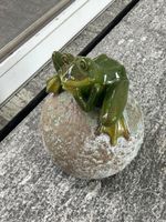 Scultura Rana su Sfera in Ceramica, Altezza 27 cm