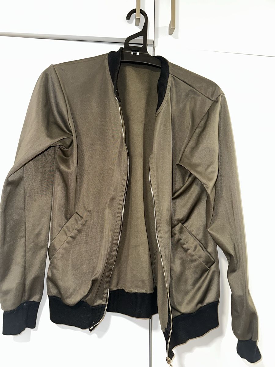 Vestes: Bomber Jacket green Size M Used – D'occasion à Renens VD par ana_rc68