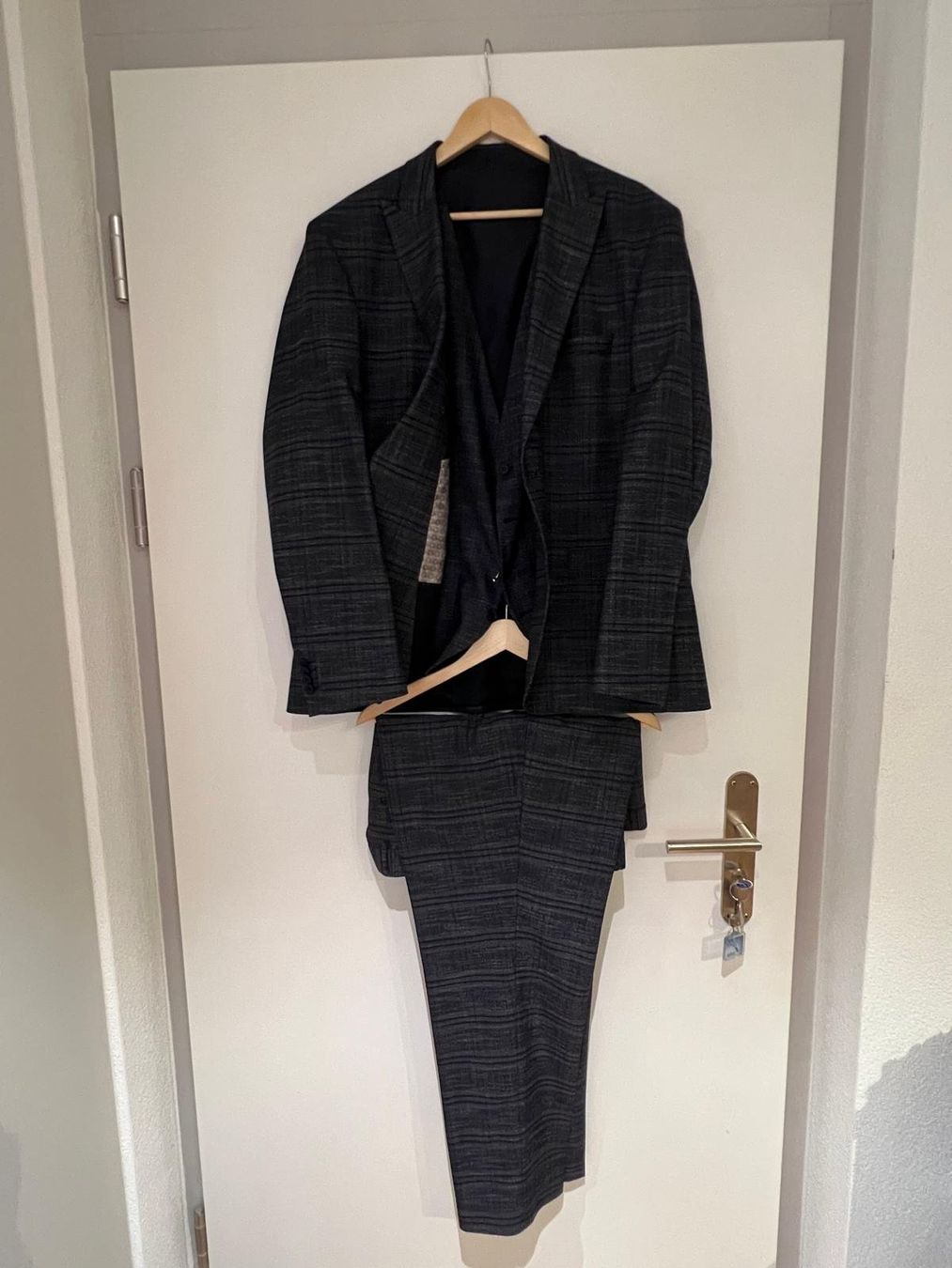 Calvin Klein Completi: Wunderschöne Anzug mit Gillet, CALVIN KLEIN – Usato da Kloten venduto da cos_khp9 1