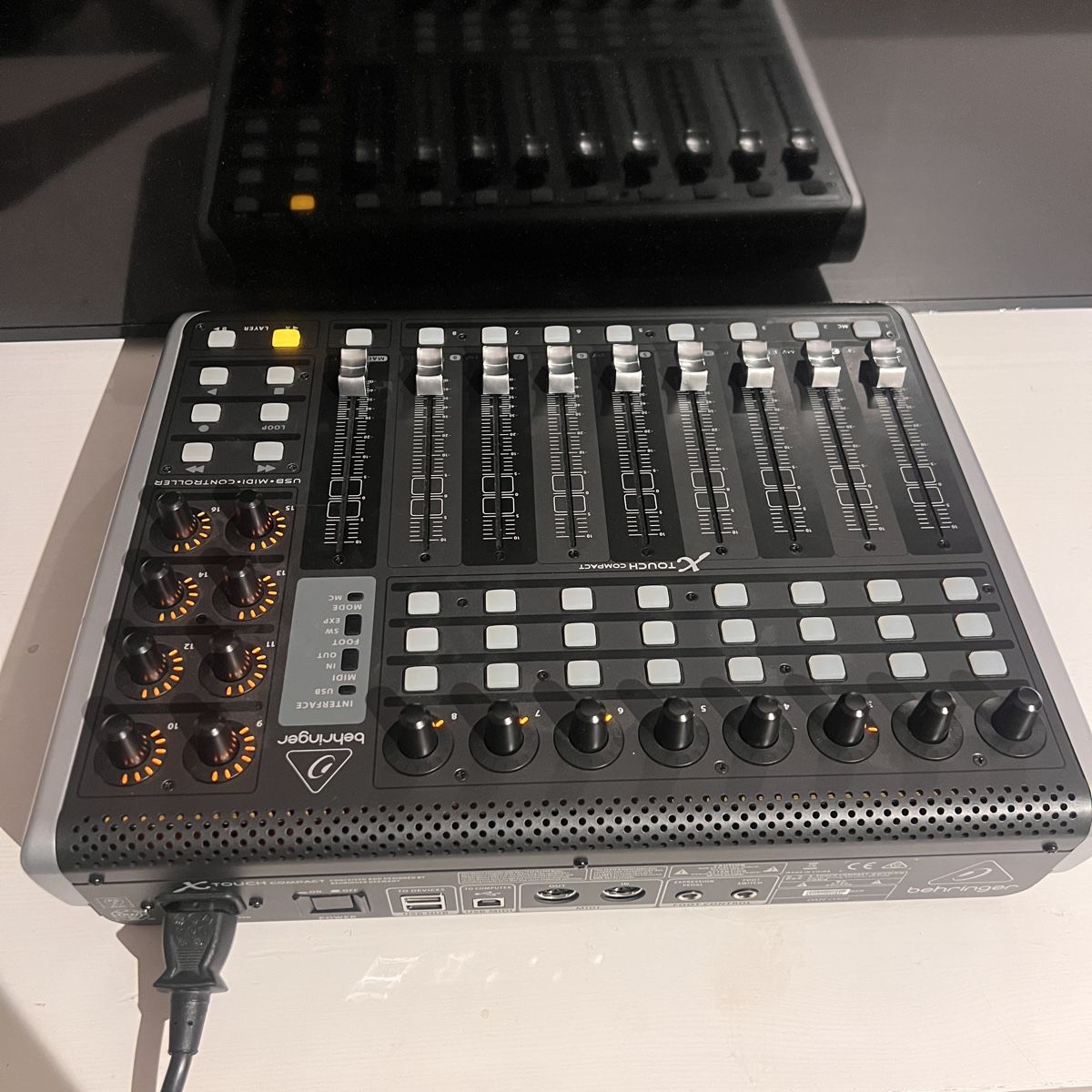 Behringer Console di mixaggio: Behringer X-Touch Compact USB/MIDI Controller - Studio – Usato da Unterkulm venduto da Sita013 2