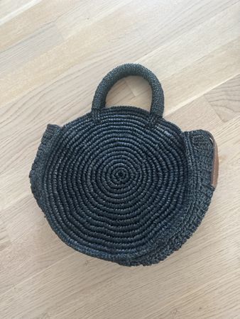 Handtasche Ibeliv rund schwarz geflochten mit Riemen