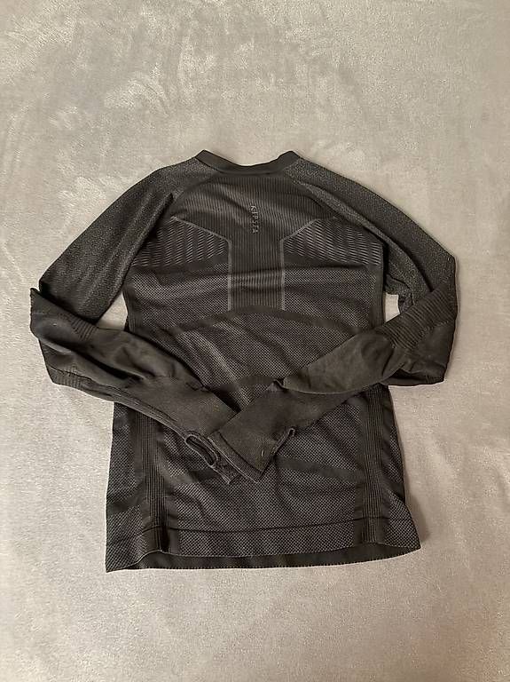 Pulls & Sweat-shirts: Schwarzes Langarm – D'occasion à Lenk im Simmental par niczbaeren 1