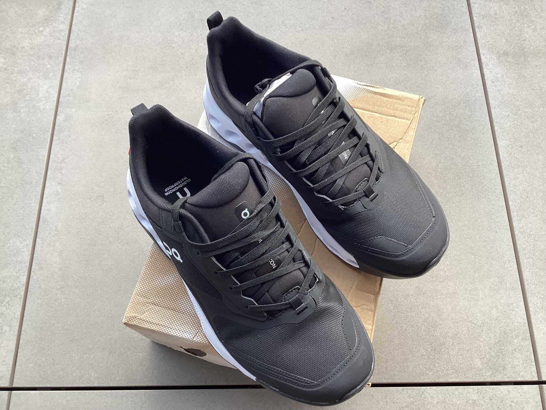 On Scarpe da uomo: ON Cloudleap, Waterproof, Black/White, Grösse: 44, fabrikneu – Nuovo e nell'imballaggio originale da Haag (Rheintal) venduto da Rega 2