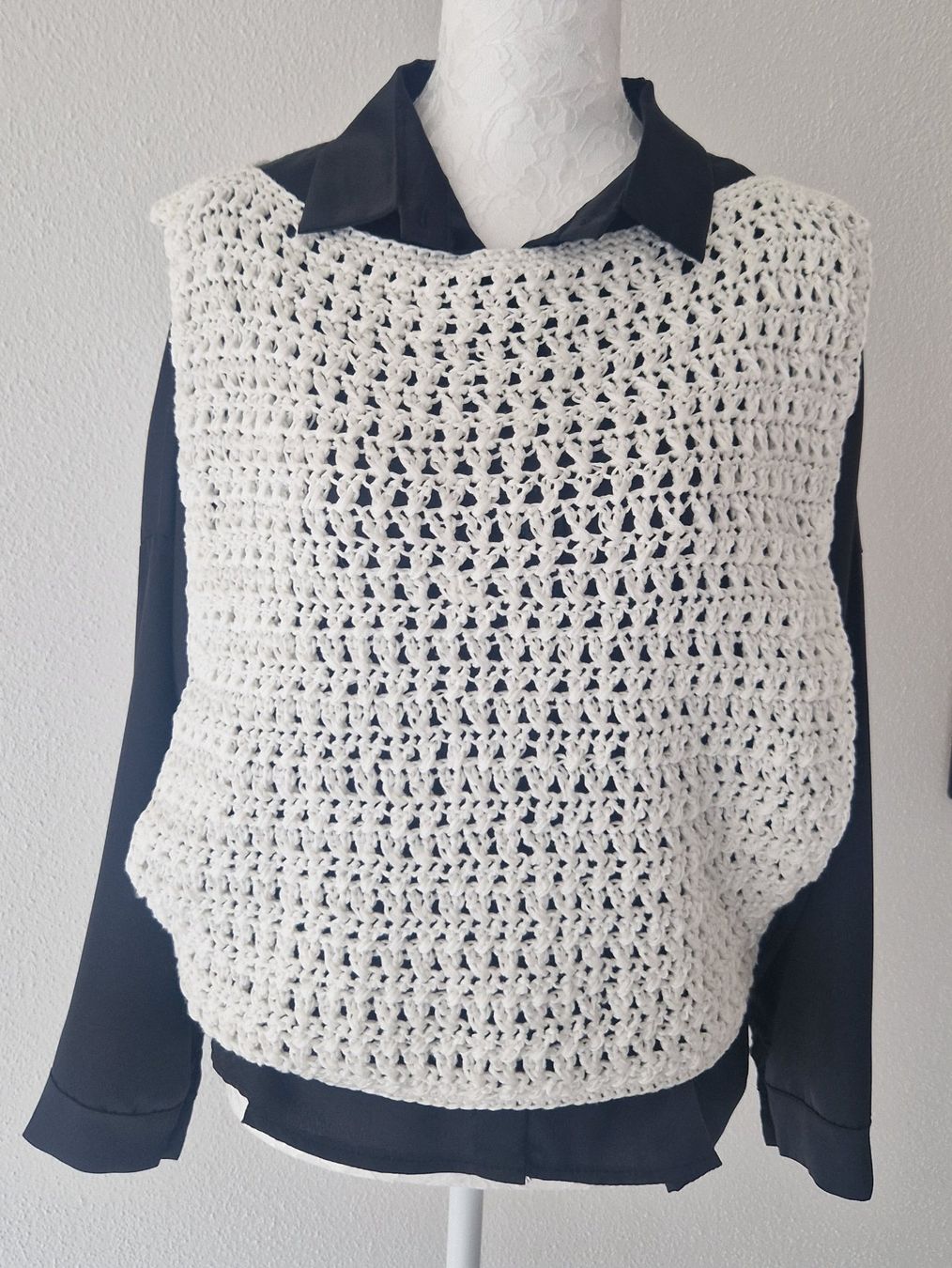 Gilet & Giacche senza maniche: DÉBARDEUR EN CROCHET – Nuovo e nell'imballaggio originale da Camorino venduto da JPHANDMADE1