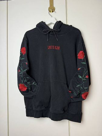 Hoodie mit rosen stickerei