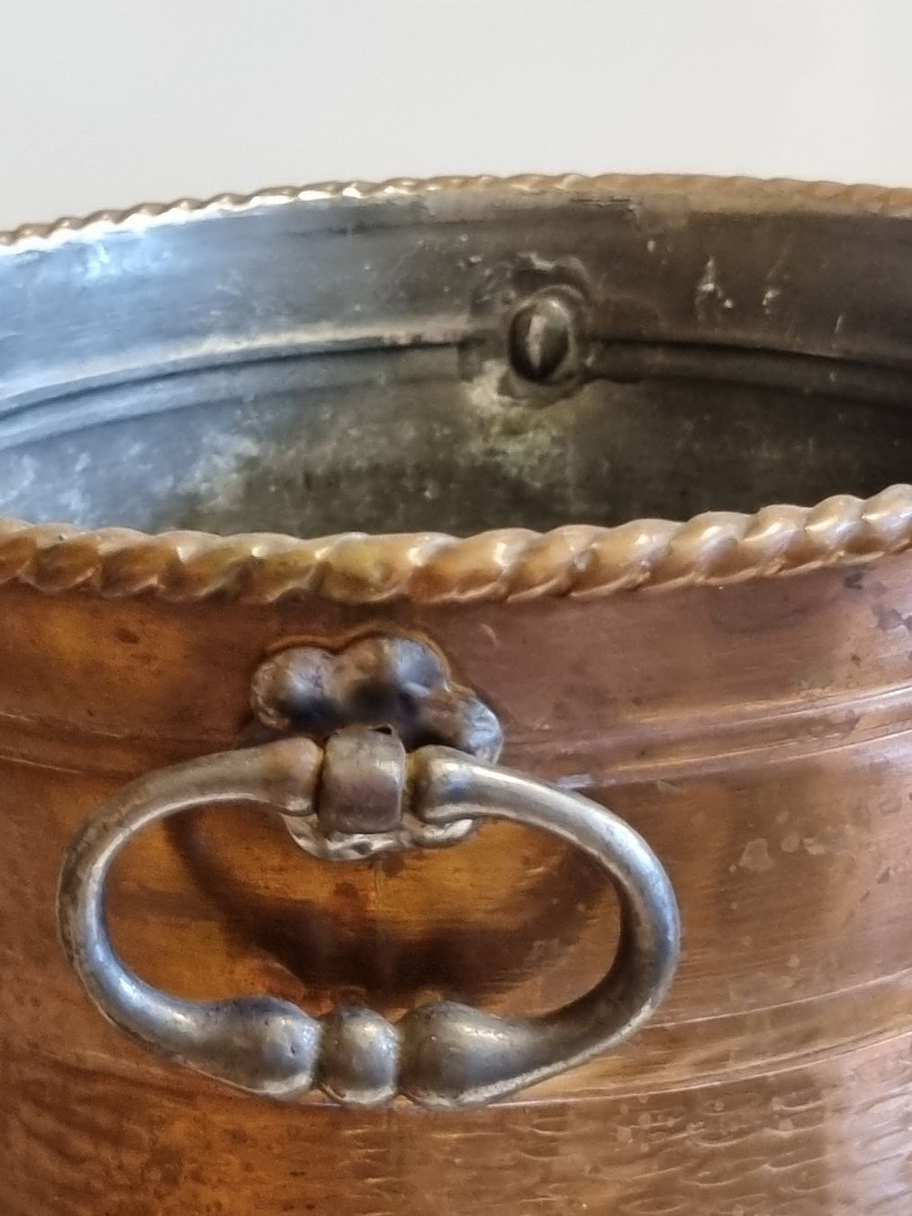 Vasi per fiori: Antiker Kupfer Übertopf Jardinière um 1900 – Usato da Scharnachtal venduto da devin03 6