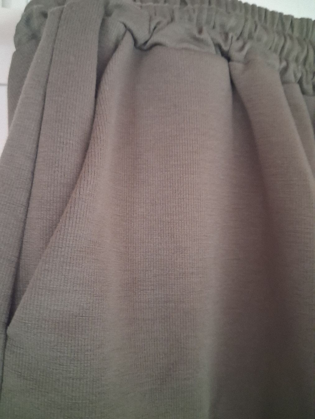 Pantaloni: Grüne Shorts mit Seitentaschen – Nuovo e nell'imballaggio originale da Mettmenstetten venduto da sell4purpose 2