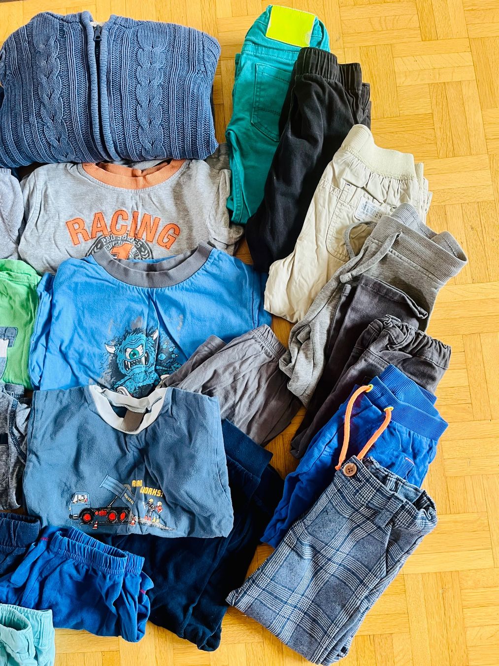 Kleiderpakete & -sets: XXL Kinder Kleiderpaket Gr. 98/104 – Gebraucht aus Frauenfeld von Repsol_Vani 3