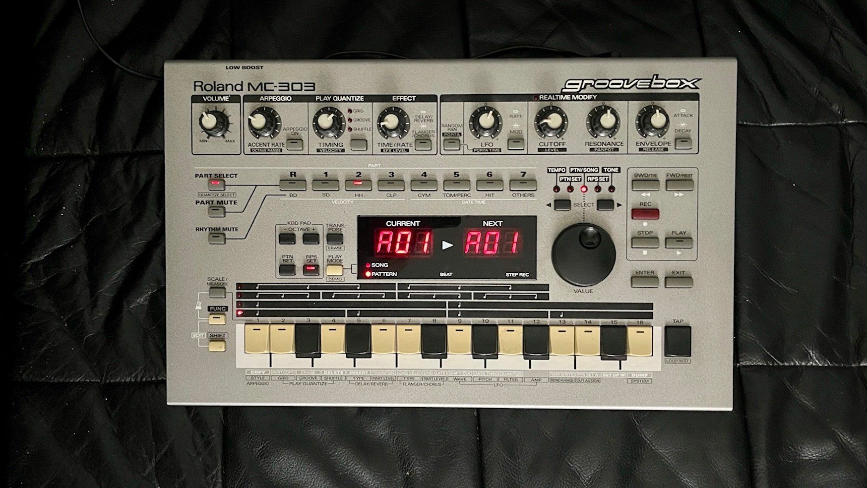 Roland Instruments de musique: Roland MC-303 – D'occasion à Zürich par Scrambler74