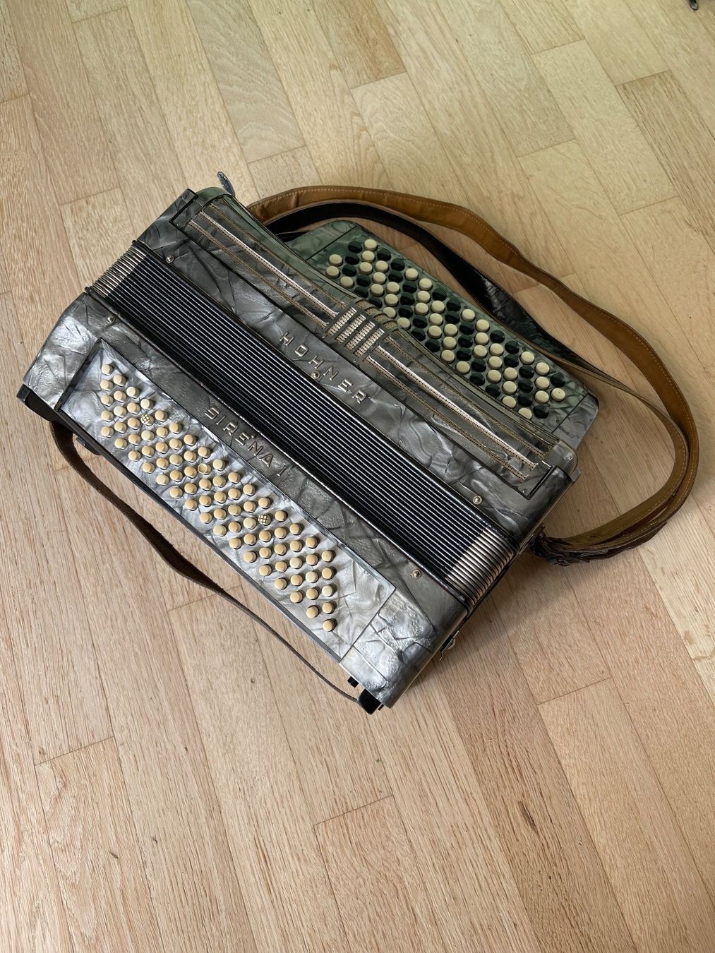Hohner Musikinstrumente: Handorgel – Gebraucht aus Watt von Wenee