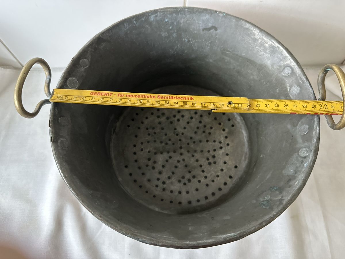 Pentole: Antikes Kupfer-Löcherbecken mit Messinggriffen D. ca. 30 cm – Usato da Zürich venduto da Chaeffeler 2