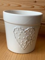 Weisser Übertopf mit Herz und Blume, Vintage Stil