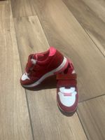 Kinder Sneaker Jacadi rot weiss Klettverschluss getragen