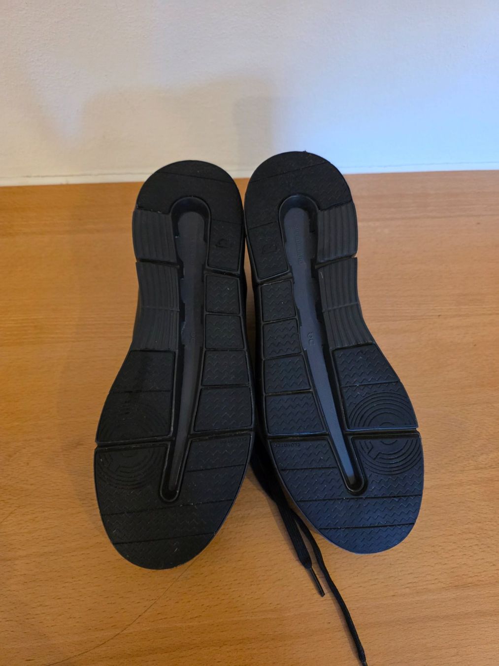 On Scarpe da uomo: On THE ROGER Advantage - all black - Gr. 43 – Nuovo (secondo la descrizione) da Ellikon a d Thur venduto da razzorblog 4