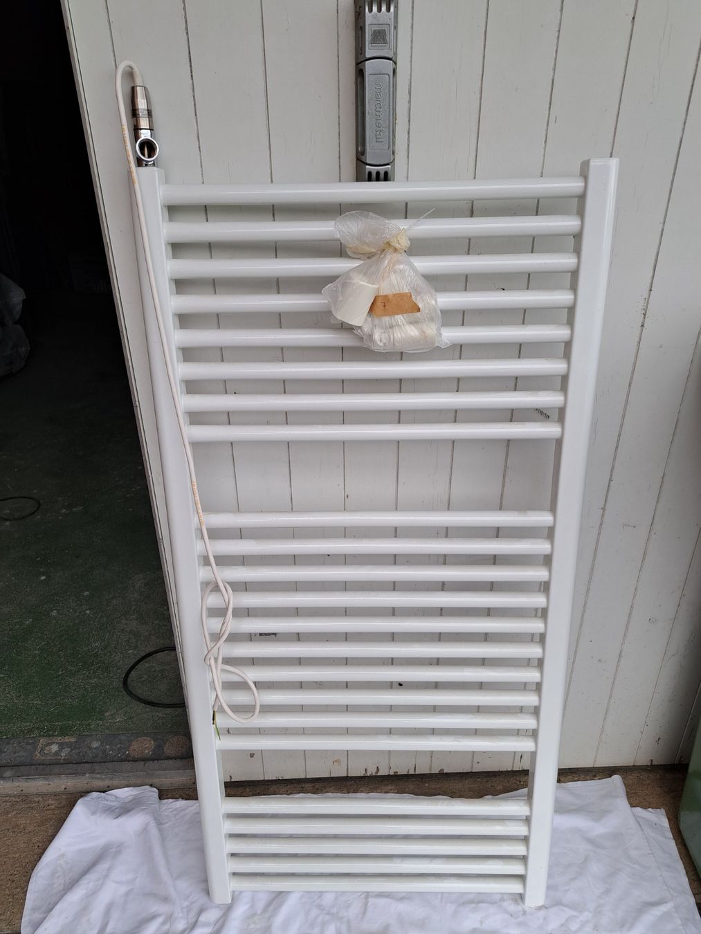 Radiatori: Handtuchradiator 60x120 El. Einsatz – Nuovo (secondo la descrizione) da Tegerfelden venduto da Spick67