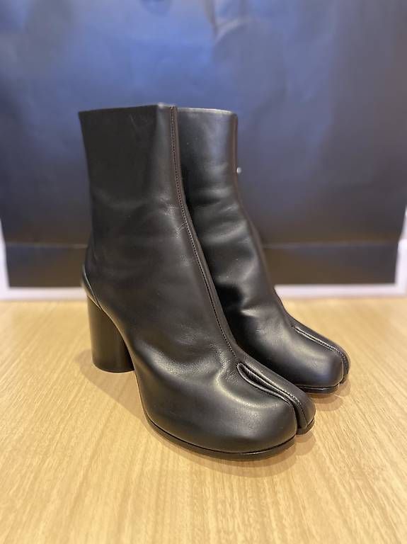 Maison Margiela Scarpe da donna: Maison Margiela Tabi Boots MM22 – Nuovo e nell'imballaggio originale da Zürich venduto da NNuk