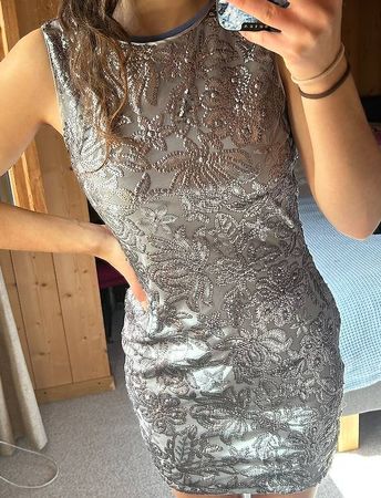 Kleid mit Pailletten 