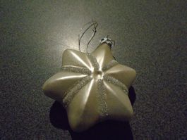 Weihnachtskugel Stern, eierschalenweiss/silbrig verziert