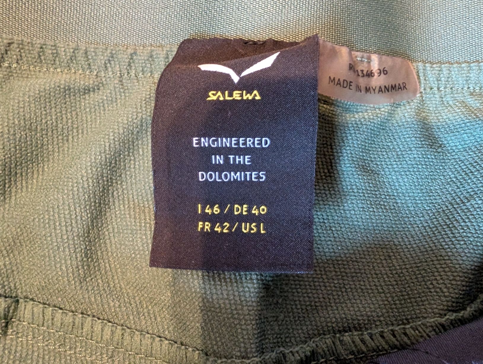Salewa Pantaloni: Salewa Wanderhose kurz/lang Gr. 40 – Usato da Walenstadt venduto da Dorinka 1