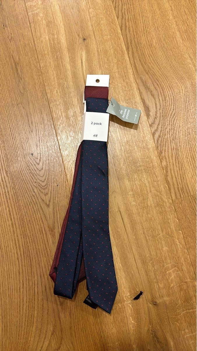 Cravatte: 2 H&M Krawatten Set, Dunkelblau/Rot – Nuovo e nell'imballaggio originale da Mels venduto da Svenjaaaaa