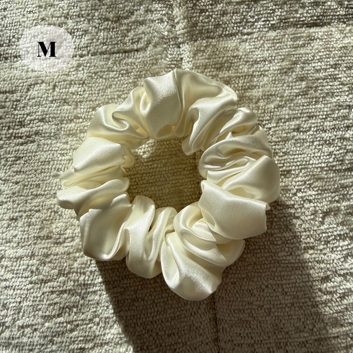 Accessori per capelli: 1# white 100% Mulberry Silk Scrunchie Size M - NEW! – Nuovo e nell'imballaggio originale da Winterthur venduto da LeLe0606