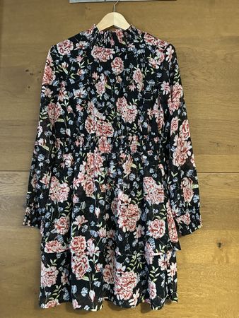 Elegant Floral Dress, Chic and Timeless Design!