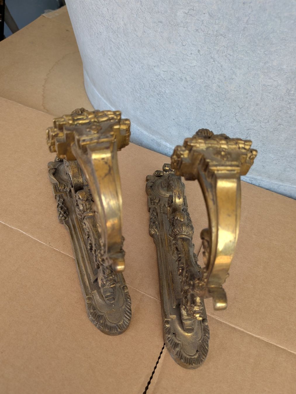 Skulpturen & Statuen: 2 antike Bronze Vorhangstangenhalter oder Raffhalter – Gebraucht aus Emmen von Brockofsky