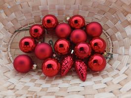 16 Weihnachtskugeln rot verschiedene Formen gebraucht