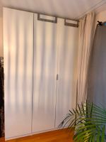 Schrank weiss mit Fächern und Kleiderstange - IKEA PAX