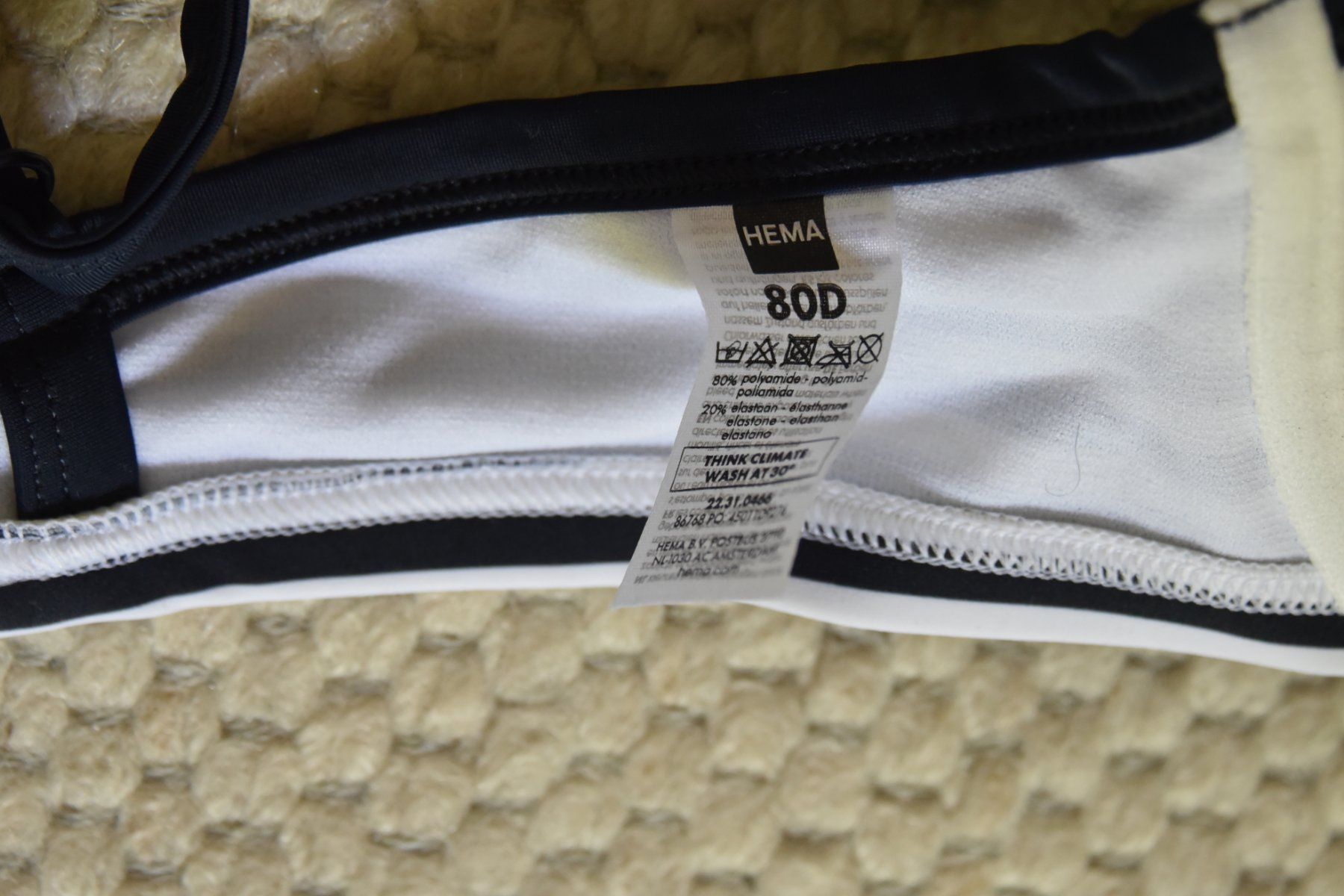Costumi da bagno & Bikini: Schwarz weiss gestreiftes Bikinioberteil – Usato da Wädenswil venduto da muritsch 1