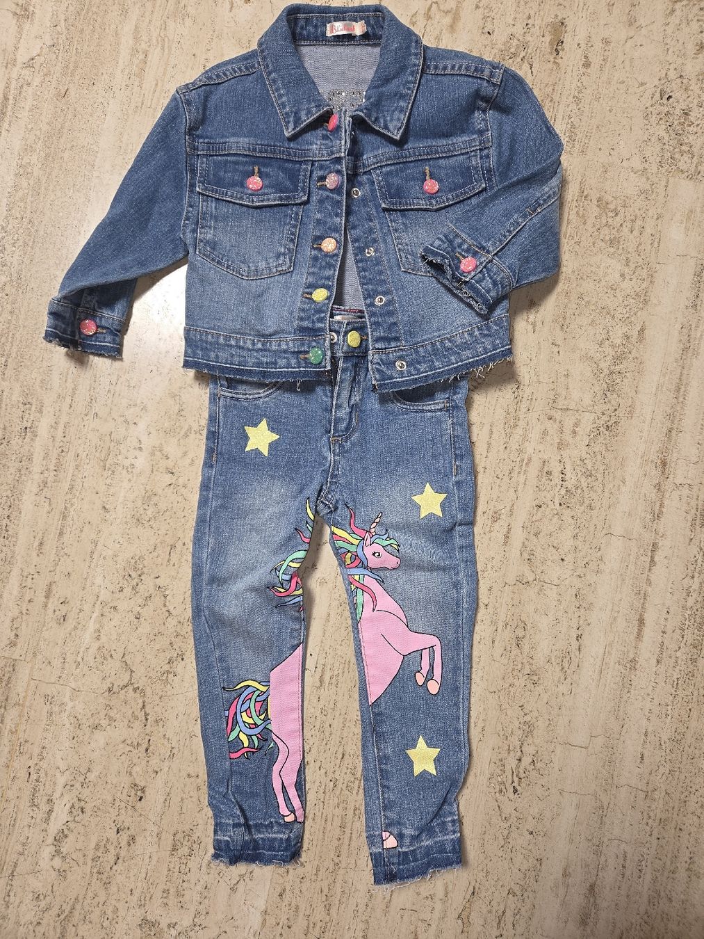 Billieblush Kleiderpakete & -sets: Jeans-Set mit Einhorn, Top Zustand, Grösse 86 – Neu und originalverpackt aus Basel von bb9_xh2f