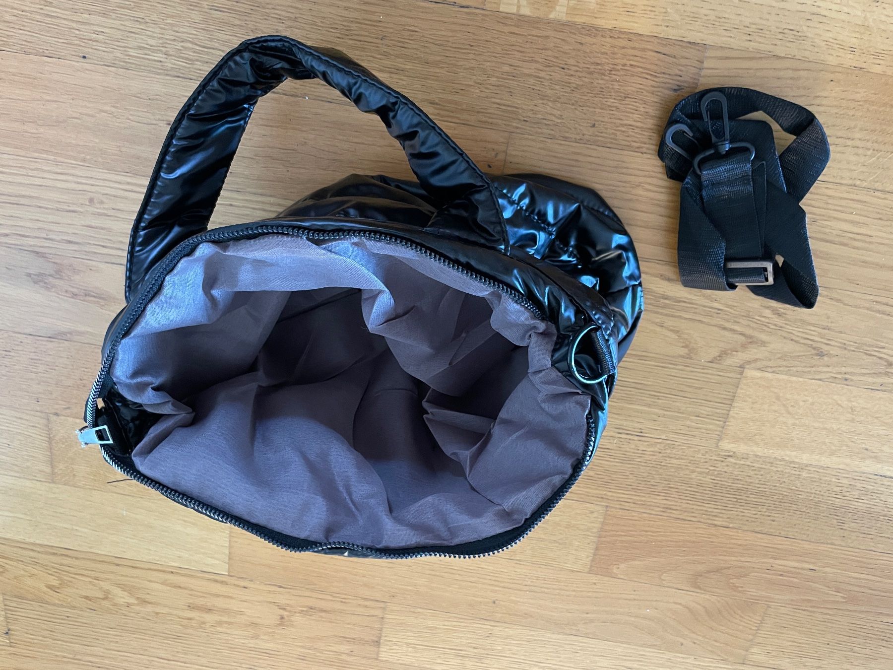 Borse da donna: Gepuffte schwarze Handtasche, neu – Nuovo (secondo la descrizione) da Hittnau venduto da kleen 1