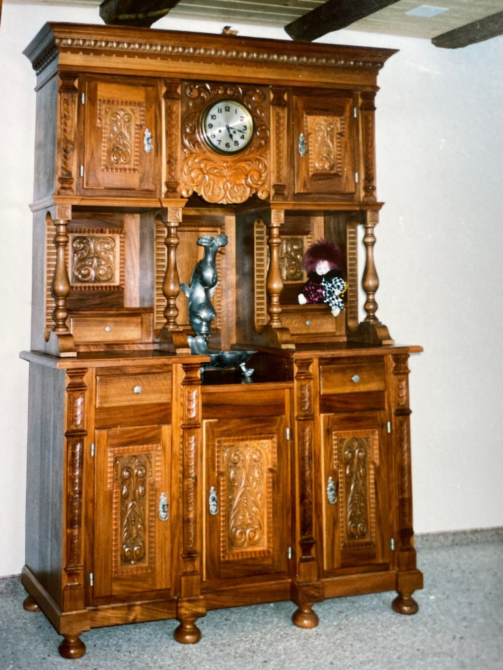 Büffets: Historisches Buffet mit Esstisch und 6 Stühlen, Sitztruhe – Gebraucht aus Rothenthurm von AVIOT