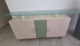 Elegantes Sideboard in Ahorn-Optik mit Glasplatte