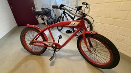 Cooler roter Beachcruiser für lässige Sommerausflüge