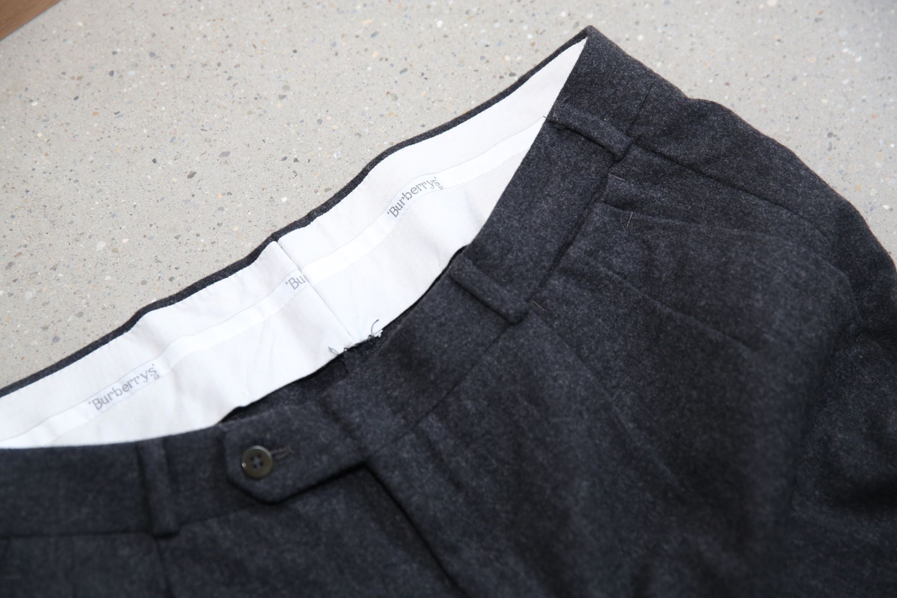 Pantaloni: Burberry wool pants – Usato da Zürich venduto da considermichael 1