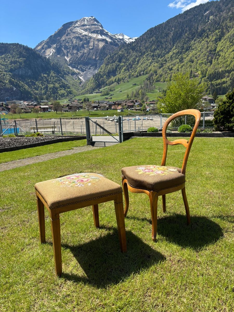 Stühle: Holzstühle mit Blumenmuster + Hocker – Gebraucht aus Luzern von ega_ck2n 1