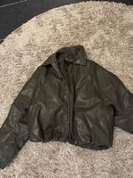 Schöne dunkelgrünliche Lederjacke