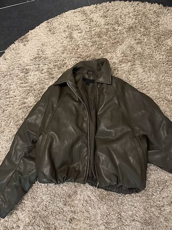 Schöne dunkelgrünliche Lederjacke