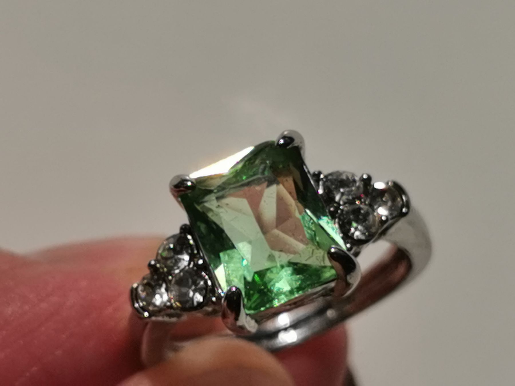 Bagues: Damen Ring mit Grün Zirkone.  – Neuf (Voir description) à Schlieren par vlalif 2