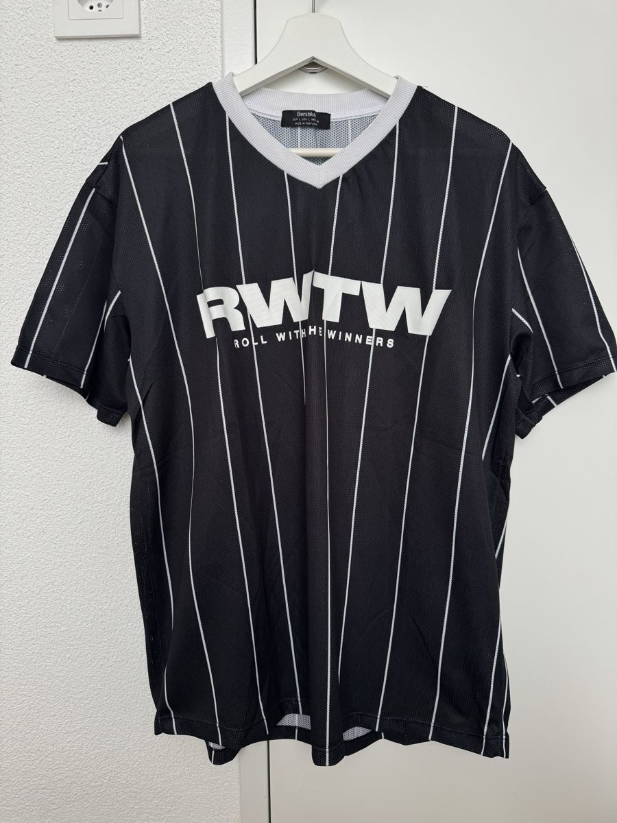 Bershka T-shirts: Bershka T-Shirt schwarz – D'occasion à Maisprach par jokoundklaas 2
