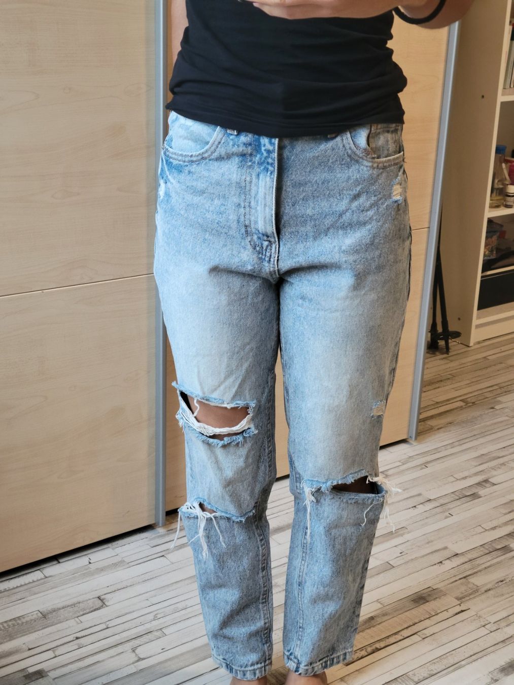 Jeans: Jean Mom Délavé, Trous, Taille Haute – Usato da Delémont venduto da Osamuwuu 1