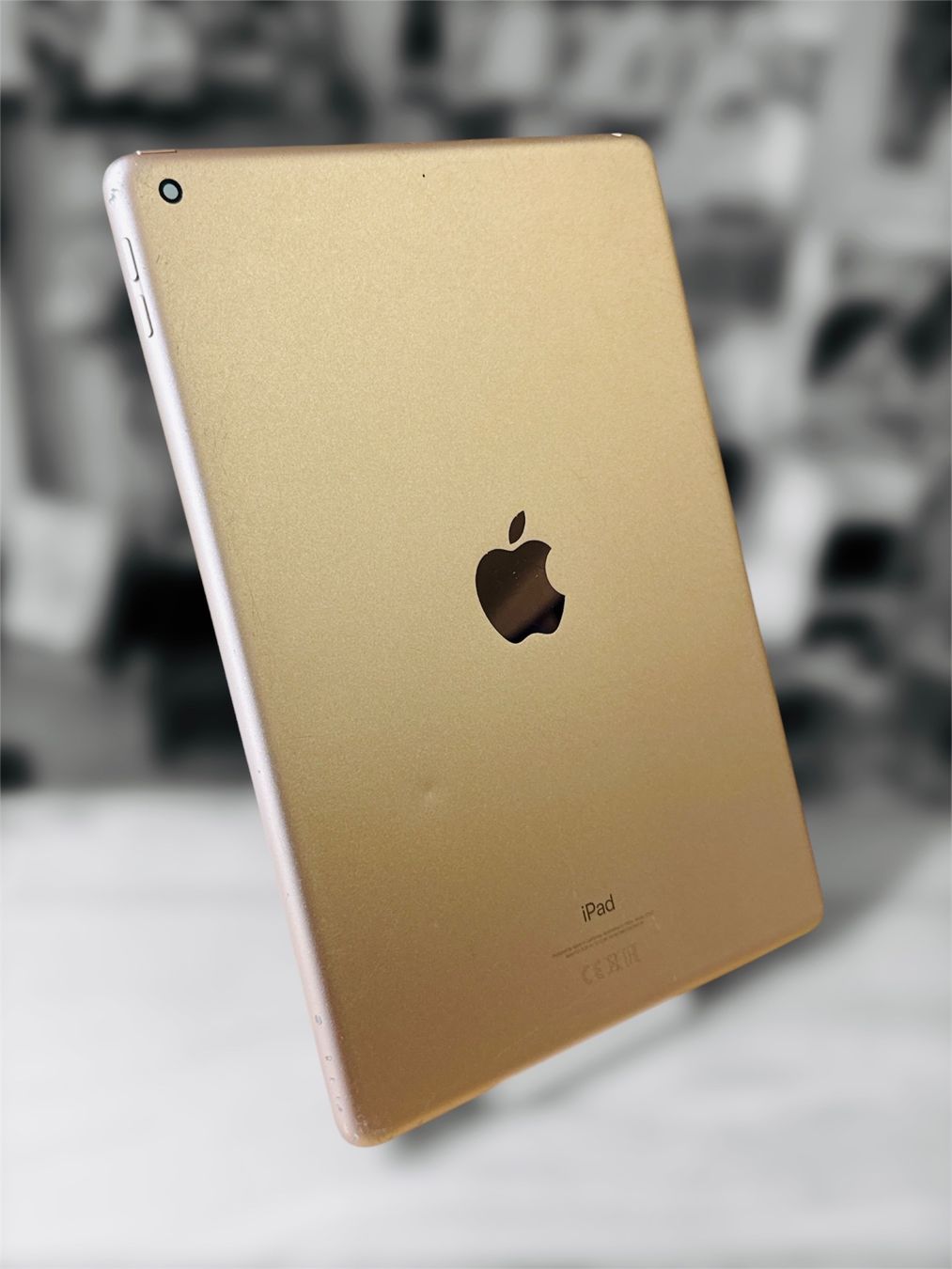 Apple Covers & Borse: Coque arrière pour iPad 7 avec Batterie – Usato da Morges venduto da DA-repa 1